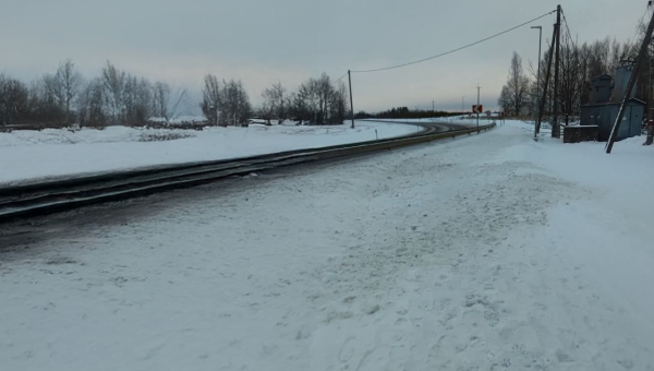 Nii mõnedki Antsla linnaelanikud olid aasta alguses häiritud lund täis Kobela kurvi kõnniteest. Seal on kurja juureks suurel kiirusel sõiduteed puhastav sahk, mis paiskab lahtiaetud kõnnitee taas lumemassi täis. Foto: ERAKOGU